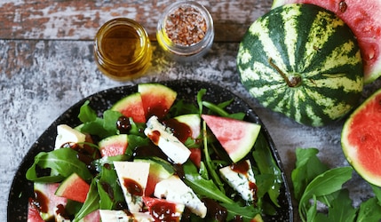 Schnelles Rezept für einen frischen Wassermelonen-Salat mit Kräuterfeta