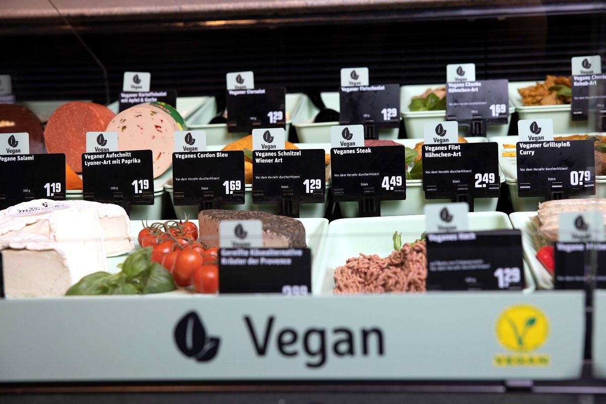 REwe Bedientheke mit veganen Produkten, gekennzeichnet durch das V-Label