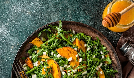 Salat mit Ofenkürbis: Unser Salatrezept für kalte Herbsttage