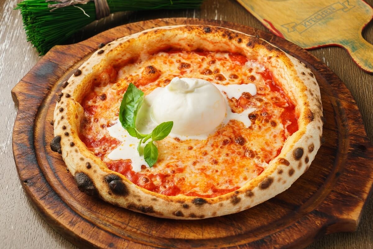 Pizza mit Burrata belegen