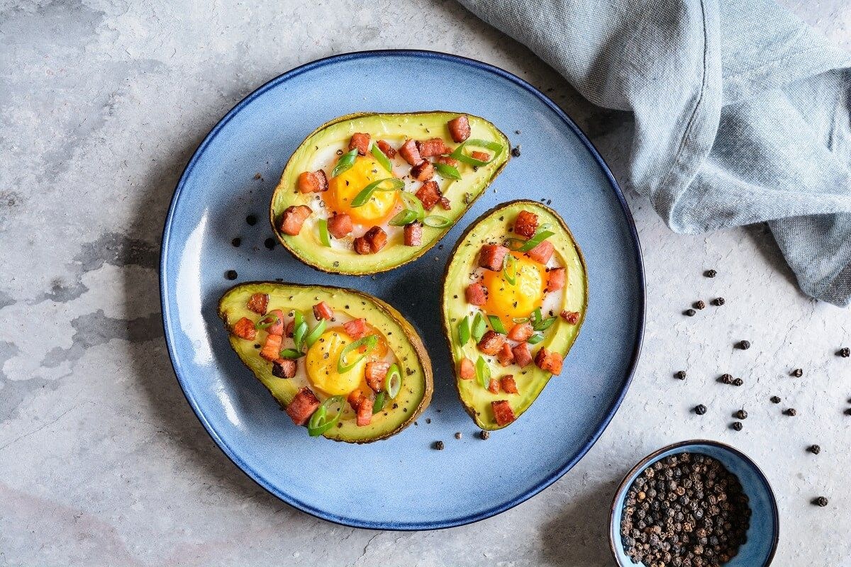 Avocado-Ei-Boote mit Speck und Frühlingszwiebeln - Das Rezept