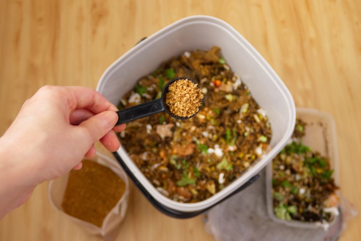 Mit Bokashi Eimer Dünger herstellen