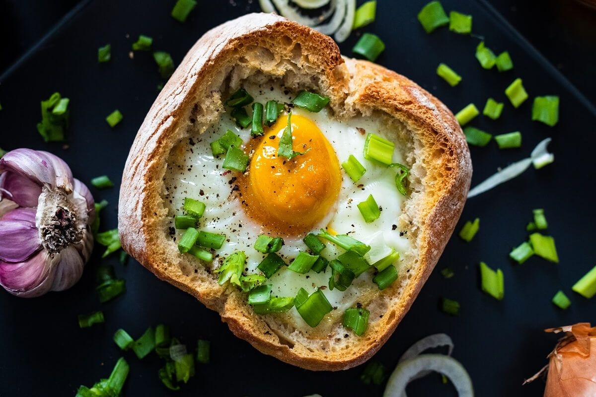 Rezept für gebackenes Ei im Brötchen