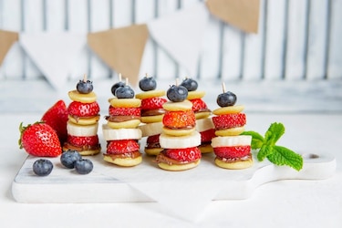 Mini-Pancake-Spieße mit Früchten und Schokocreme