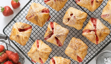 Blätterteigtaschen mit Vanillepudding & Erdbeeren