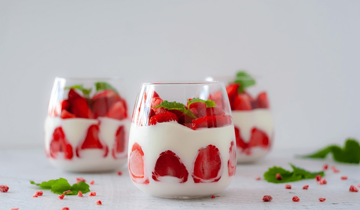 Erdbeer-Quark-Dessert im Glas