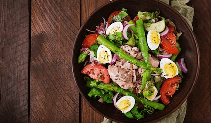 Grüner Spargelsalat mit Thunfisch und Ei