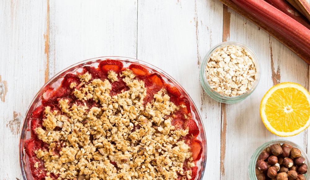Rhabarber Crumble mit Erdbeeren