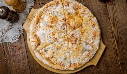 Gangstarella Fünfo Formaggi: Capital Bra präsentiert neue Käse-Pizza