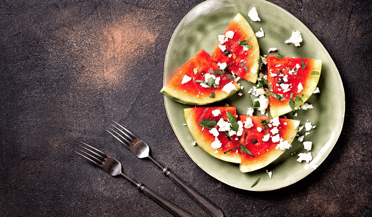 Wassermelonen-Feta-Pizza auf einem Teller