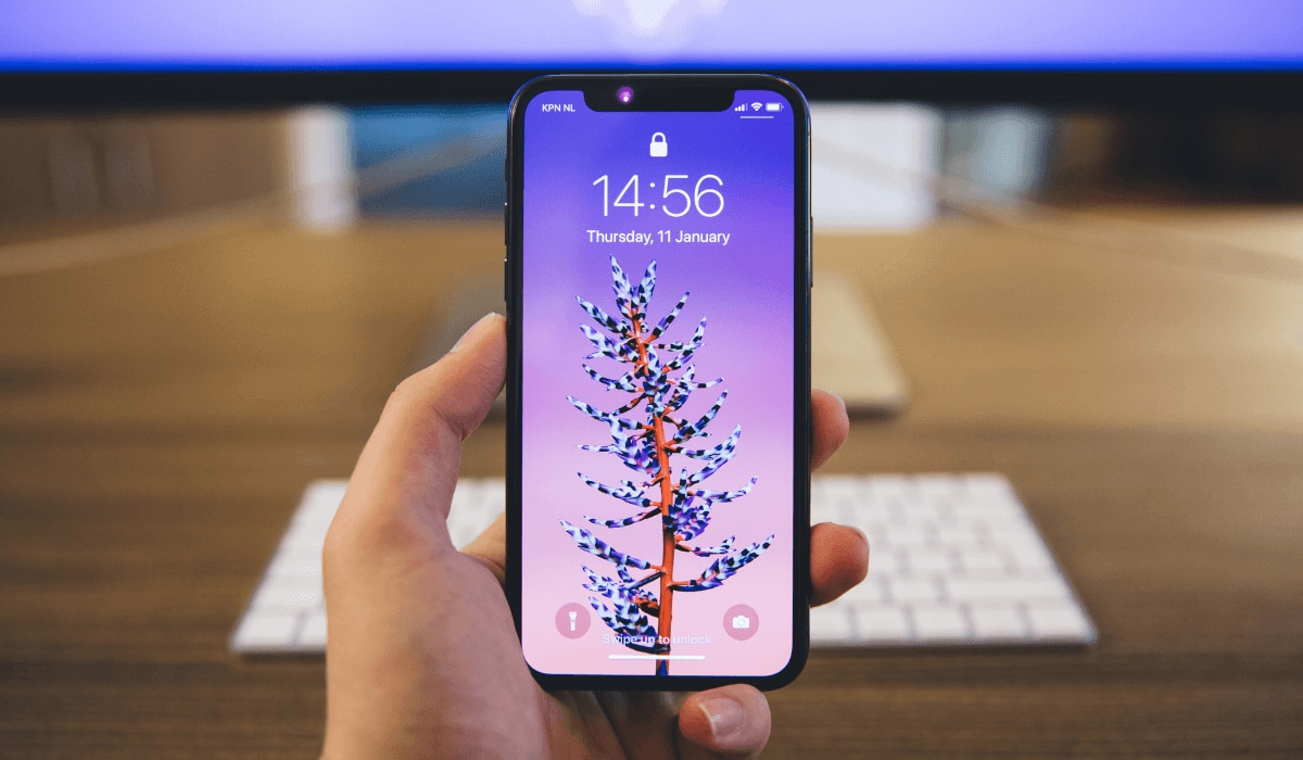 iPhone mit lila Hintergrund