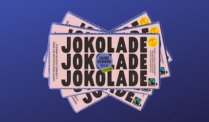 Jokolade No. 4 vor dunkelblauem Hintergrund