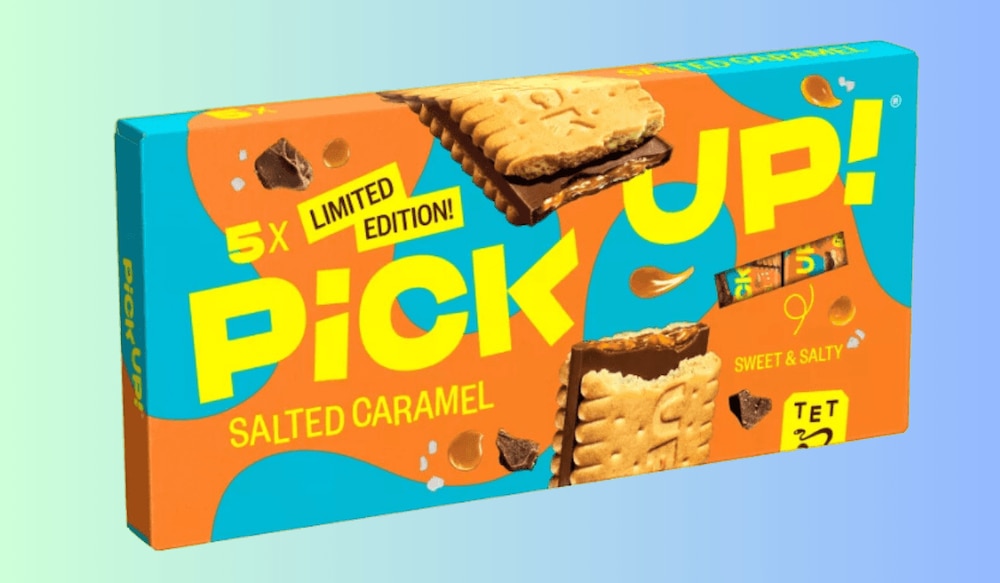PiCK UP! Salted Caramel Verpackung vor blauem Hintergrund