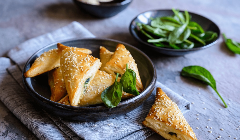 Einfaches Rezept für Blätterteigtaschen mit Spinat und Feta