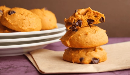 Drei Kürbis-Cookies aufeinander getsapelt