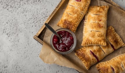 Süß gefüllte Blätterteigtaschen mit Marmelade