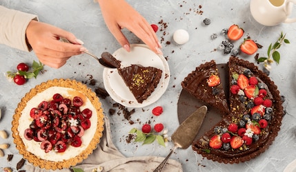 Schokoladentarte und andere Tarte mit Kirschen