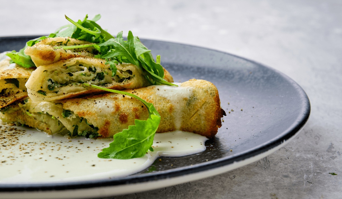 überbackene Crespelle auf einem Teller