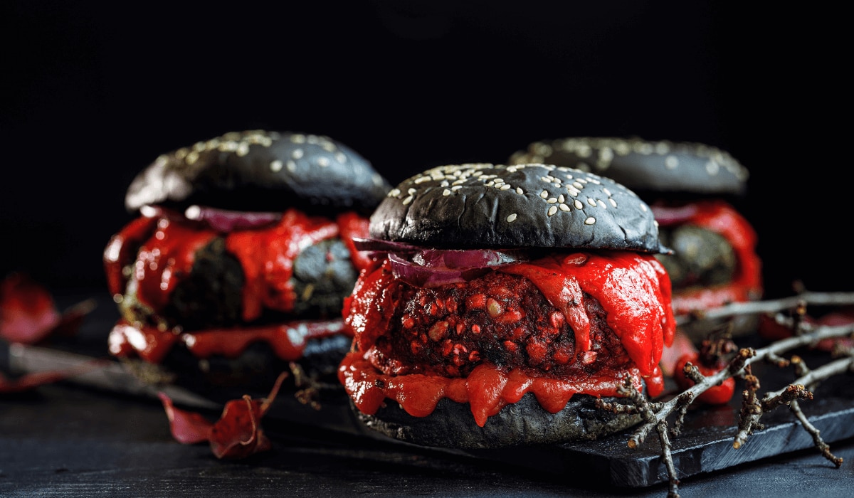 Halloween-Burger mit gruseliger Deko