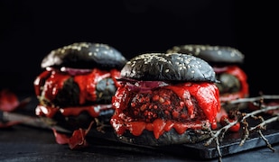 Halloween-Burger mit gruseliger Deko