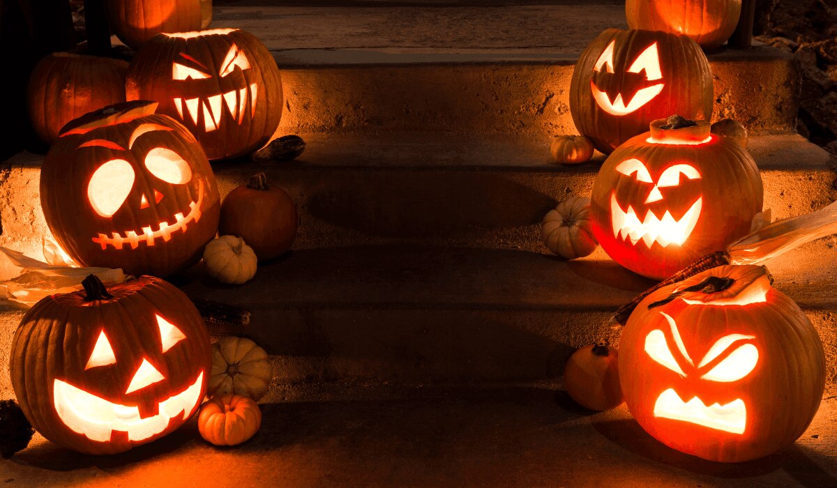 geschnitzte Halloween-Laternen