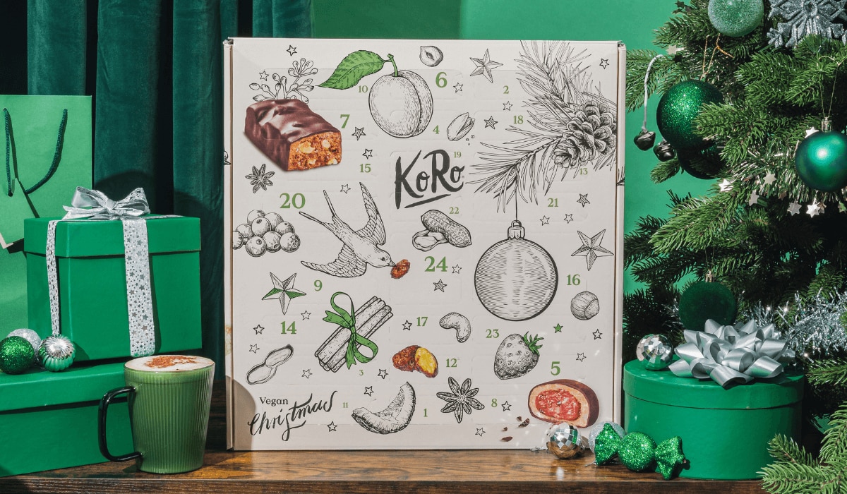 KoRo Adventskalender vegan in weihnachtlichem Setting