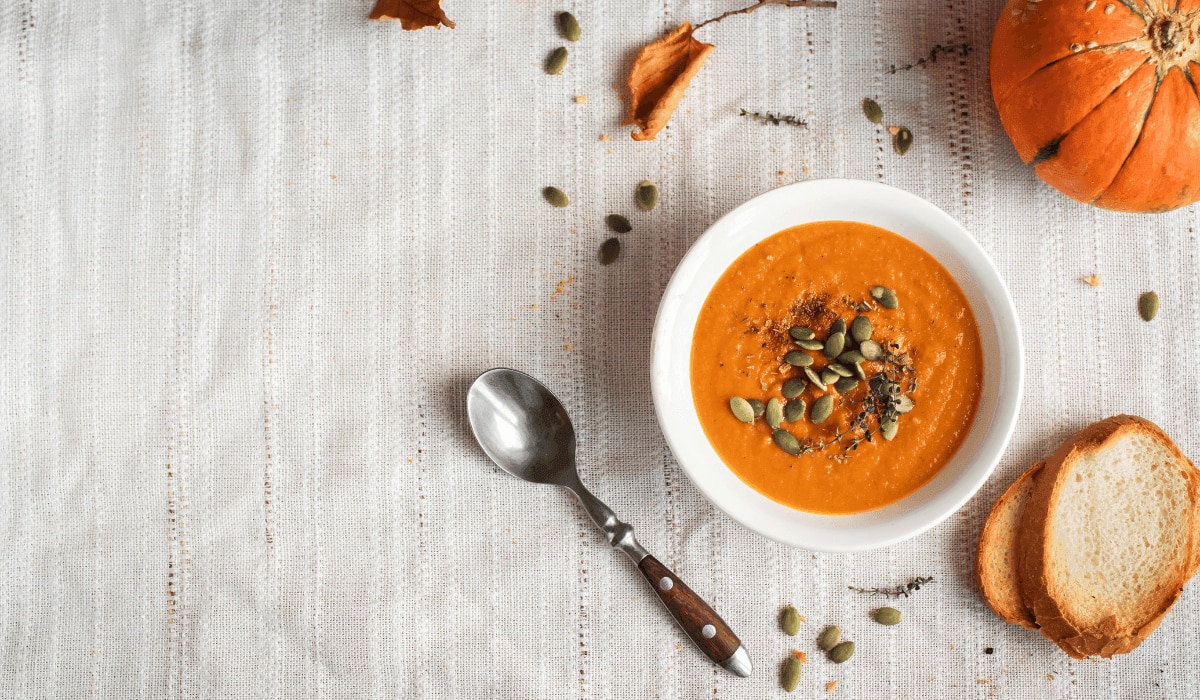 Selbstgemachte Kürbissuppe mit Brot 