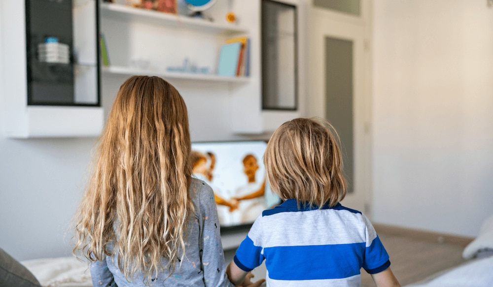 Kinder schauen Fernsehen