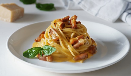 Pasta Carbonara in einem Teller angerichtet