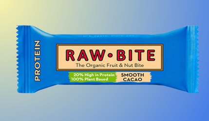 Rawbite Proteinriegel vor blauem Hintergrund