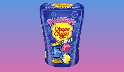 Verpackung Chupa Chups Magic Cubes vor blauem Hintergrund