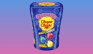 Verpackung Chupa Chups Magic Cubes vor blauem Hintergrund