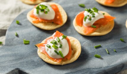 Buchweizen-Blinis mit Karottenlachs und Meerrettich-Creme