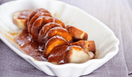 Currywurst in einer Schale