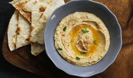 Neu von Noa: Hummus in der Sorte Dattel-Curry