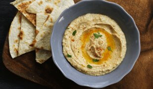 Neu von Noa: Hummus in der Sorte Dattel-Curry