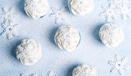 Schneeflocken Cupcakes auf hellblauen Untergrund