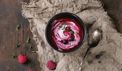 Beerensuppe mit Grießnocken: Das schnelle Dessert aus dem Thermomix!