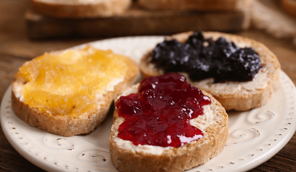 Brot mit verschiedenen Fruchtaufstrichen