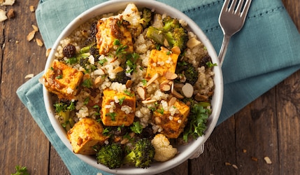 Sticky Teriyaki-Tofu mit Couscous-Salat: Das vegane Rezept!