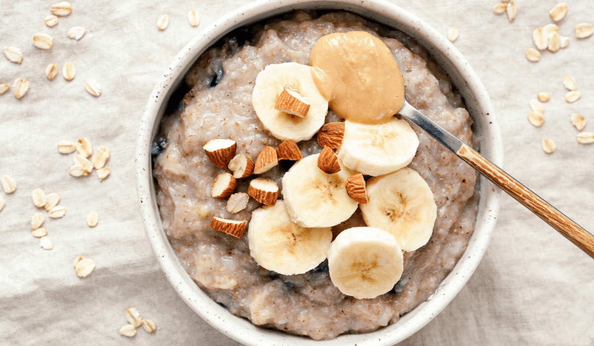 Protein-Porridge mit Nüssen und Samen