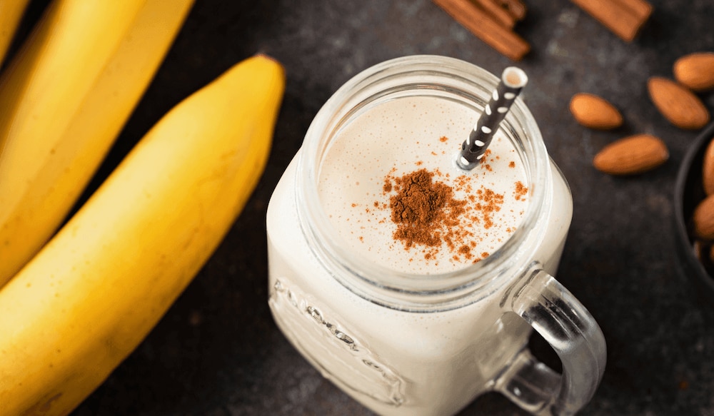 Smoothie mit Banane und Zimt in einem Trinkglas
