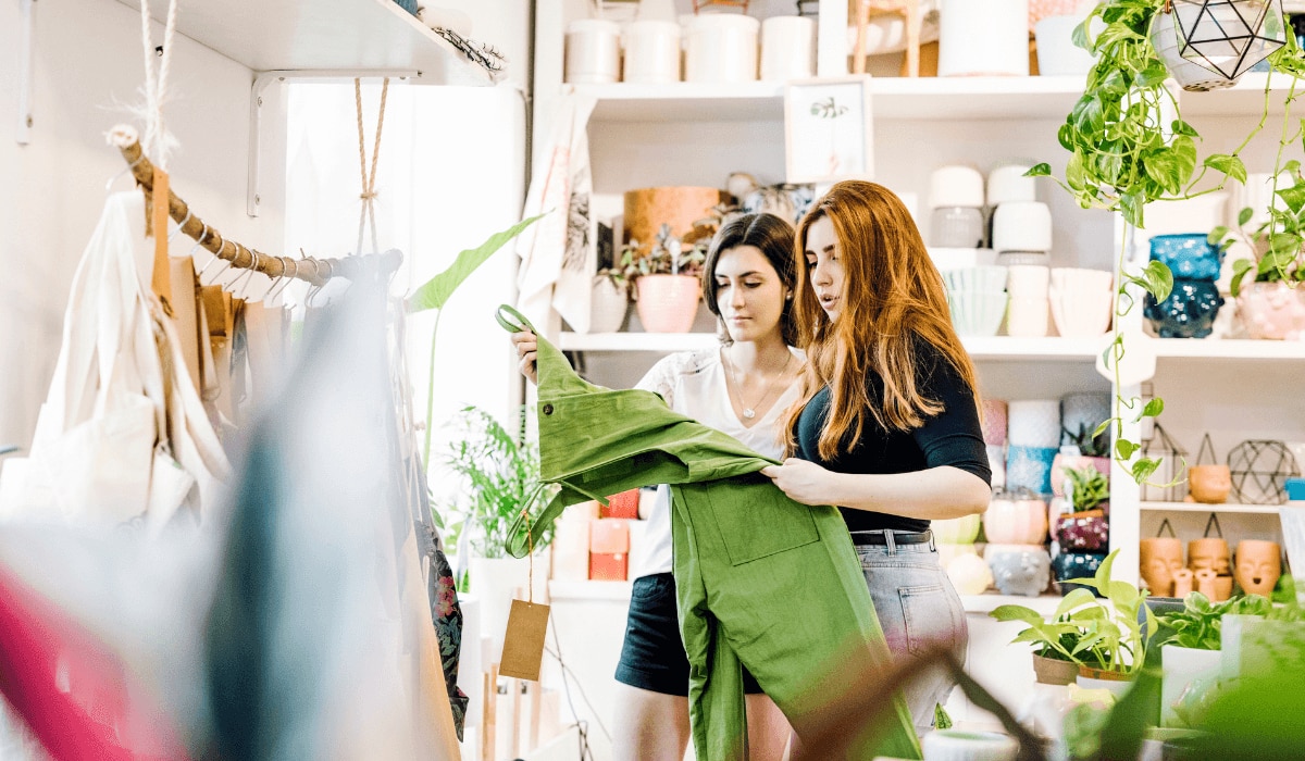 Zwei Frauen shoppen am verkaufsoffenen Sonntag in Berlin