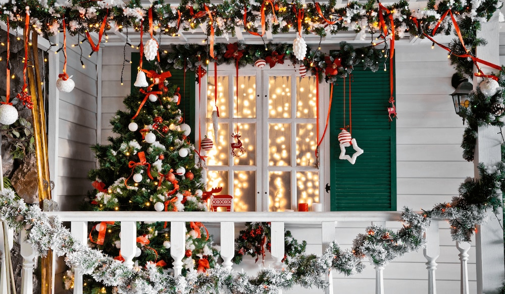 Weihnachtlich dekoriertes Haus