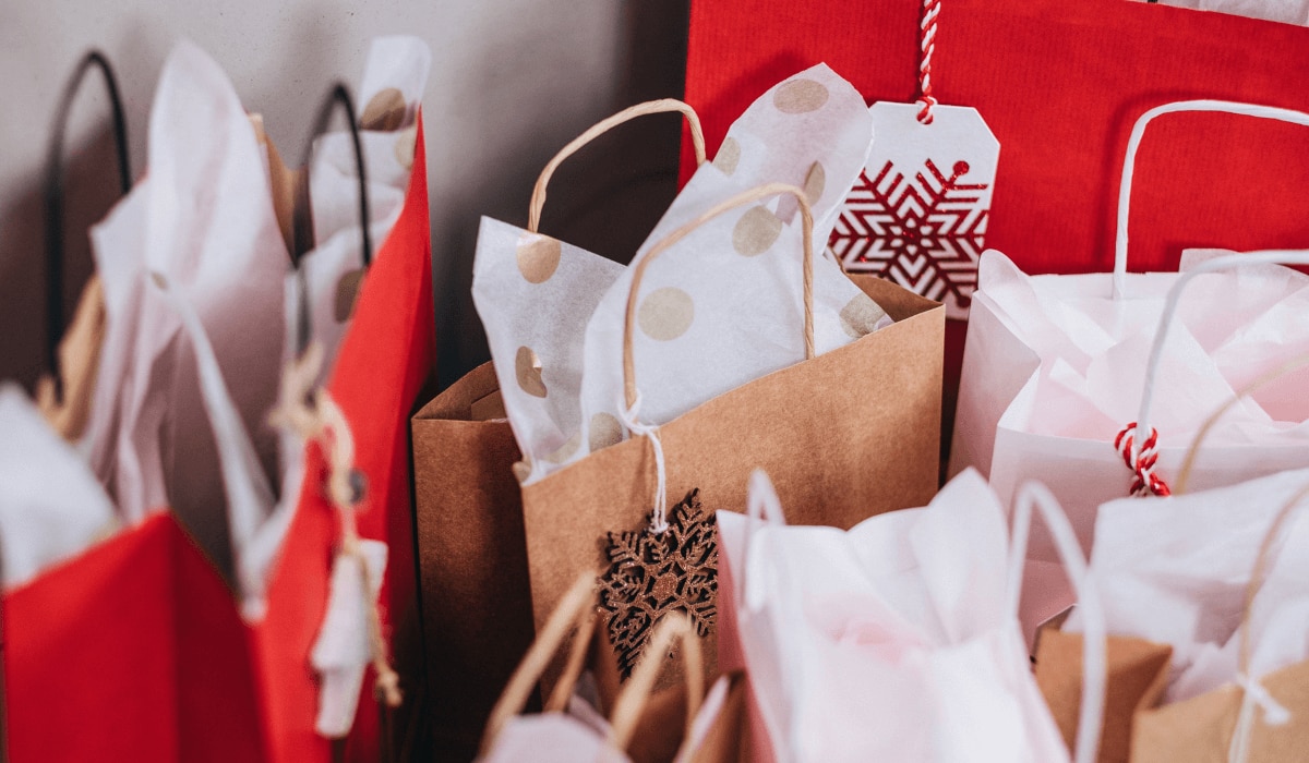 Geschenke in Tüten einpacken