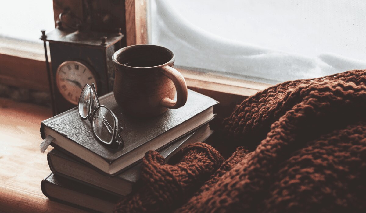 Bücher mit Brille und Teetasse