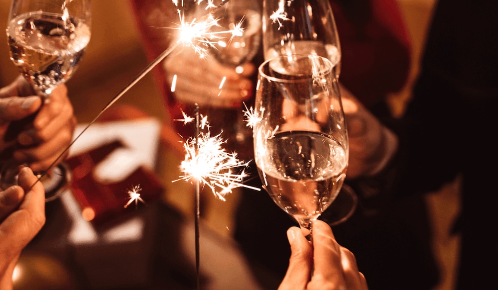 Silvesterparty mit Sekt und Wunderkerzen