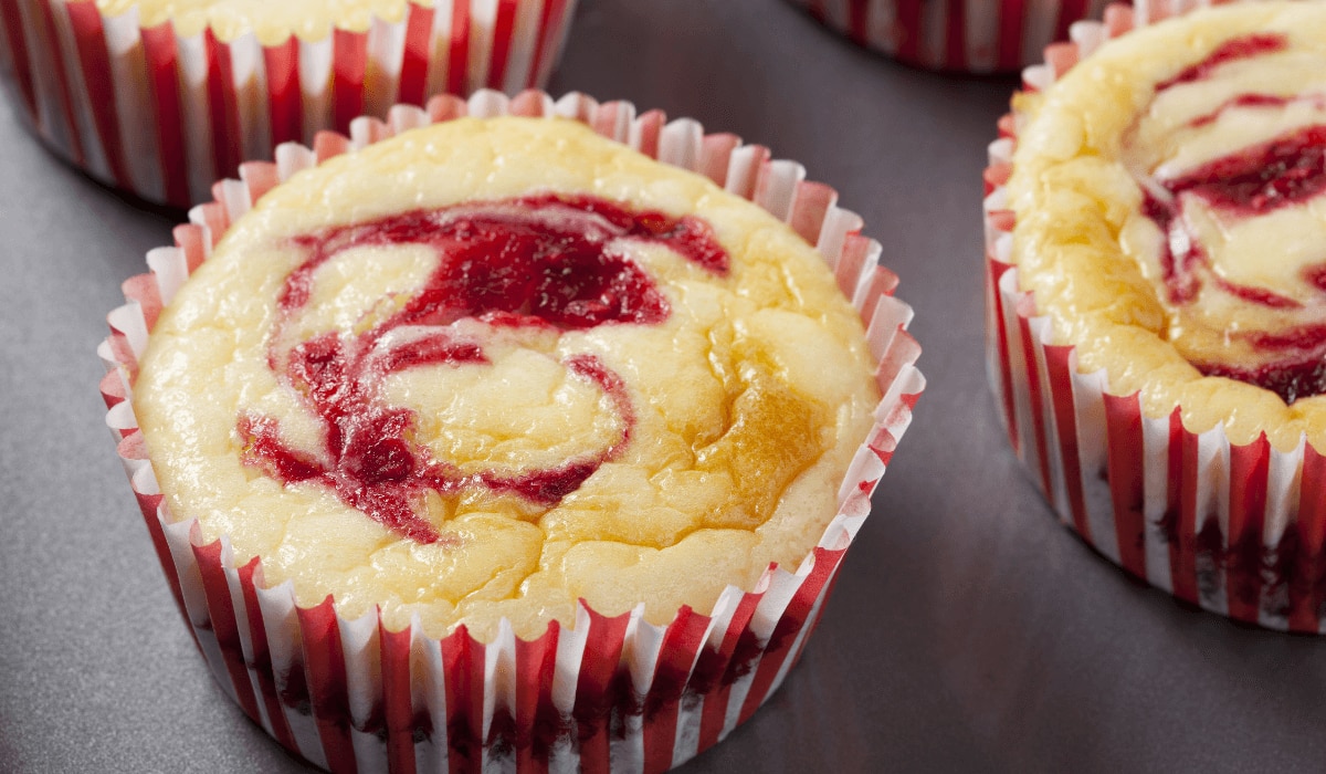 Einfaches Rezept für Käsekuchenmuffins mit Himbeeren