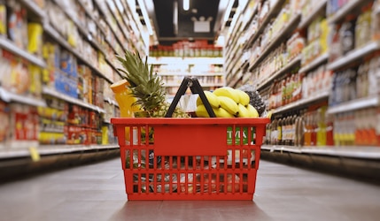 Einkaufskorb im Supermarkt