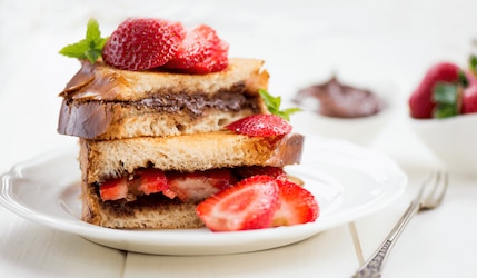 Frenchtoast mit Nutella und Erdbeeren auf Teller